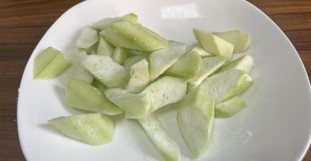 夏季要忌嘴，吃凉不吃寒！建议“少吃2瓜多吃4菜”，营养多元化